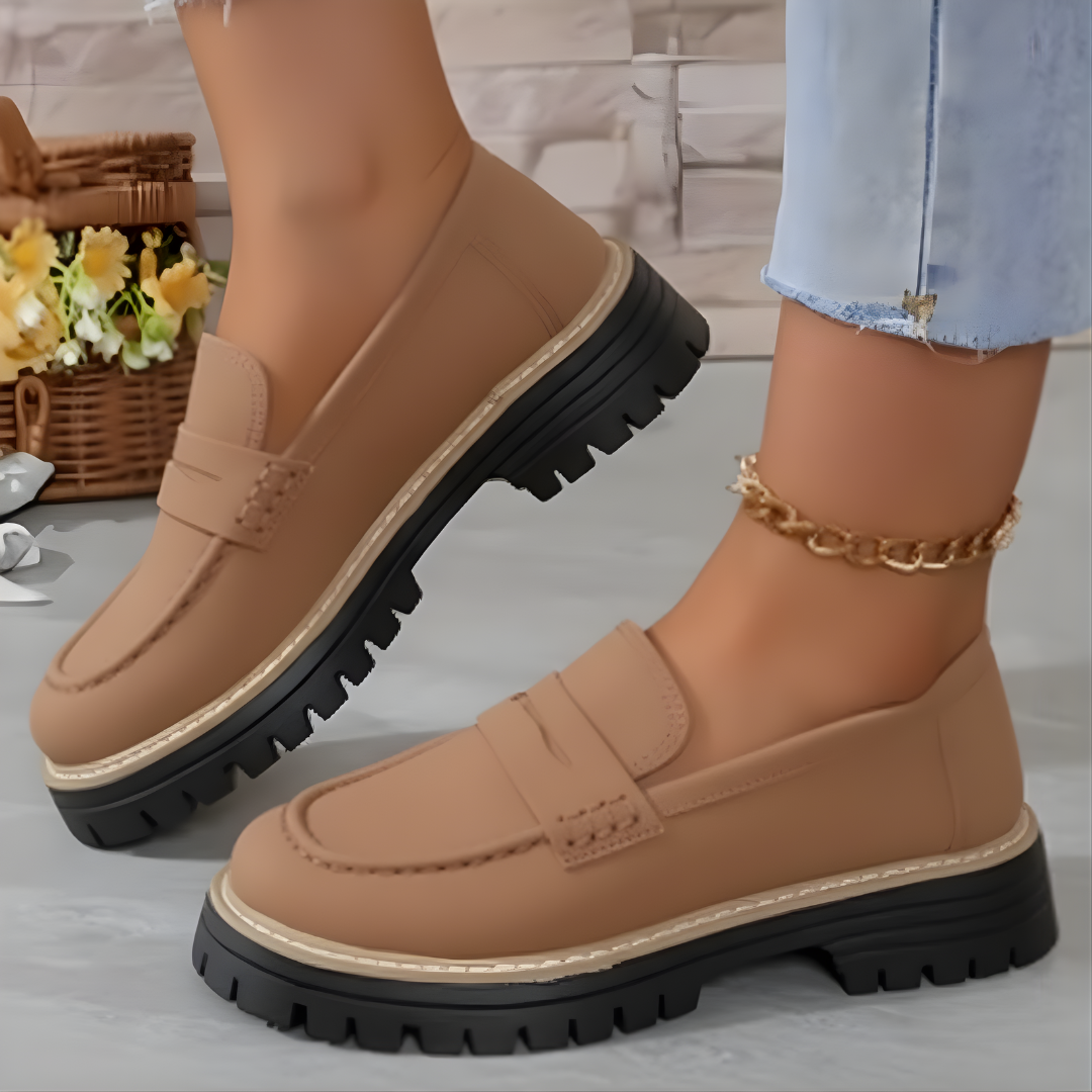 Mocassim com plataforma de salto e estabilidade para mulher