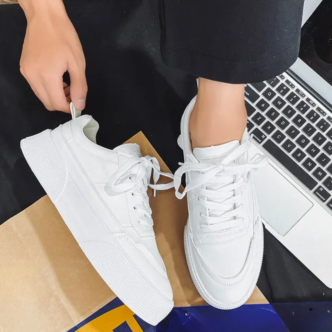 Calçado desportivo com estética contemporânea e sola reforçada unissexo.