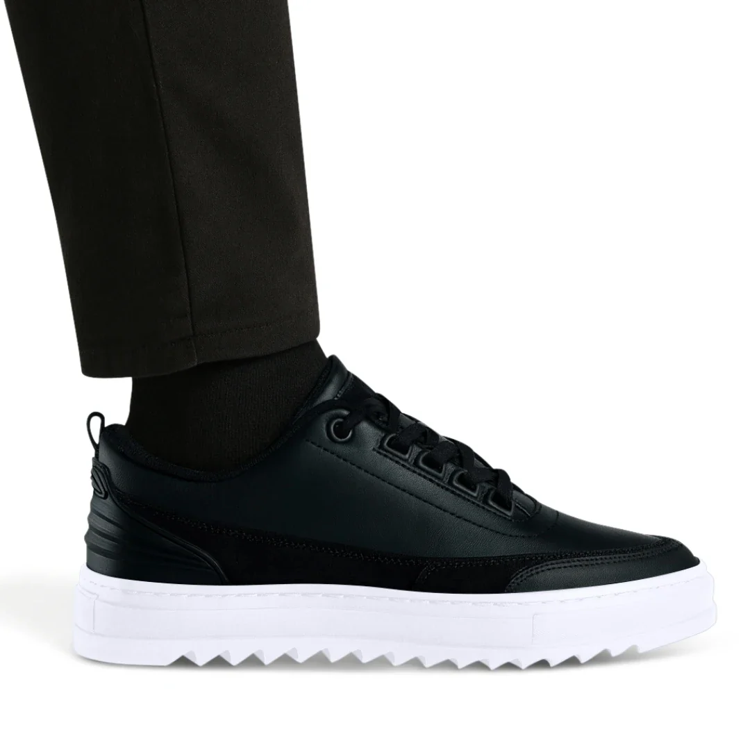 Sapato para usar em casa com elevação oculta 