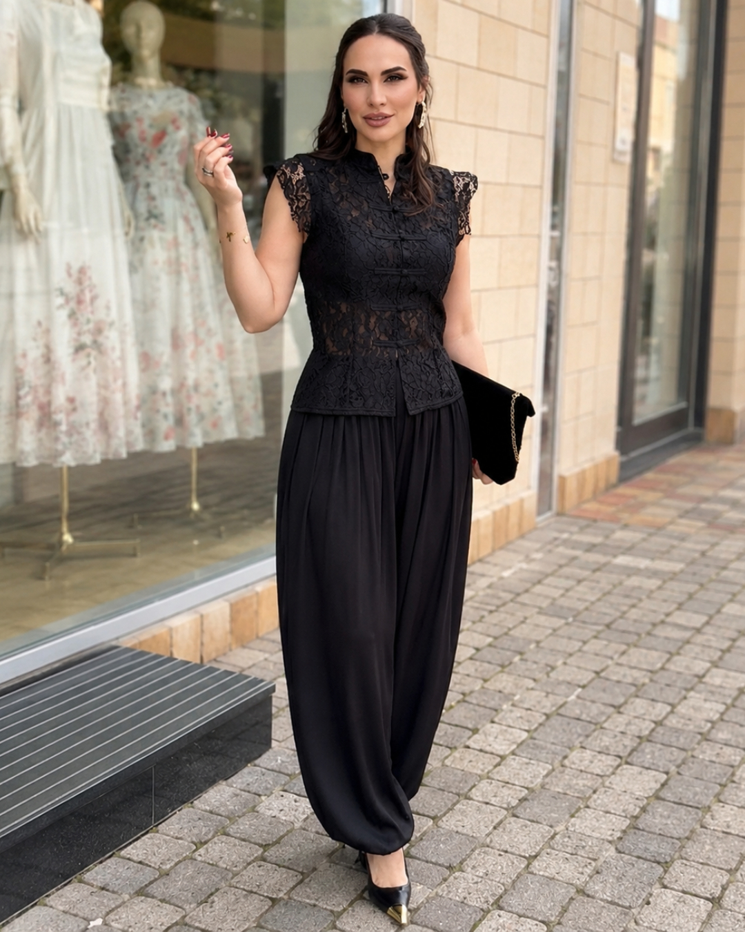 Conjunto Elegante com Blusa de Renda e Calças Fluidas