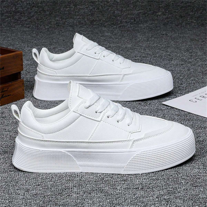 Calçado desportivo com estética contemporânea e sola reforçada unissexo. 