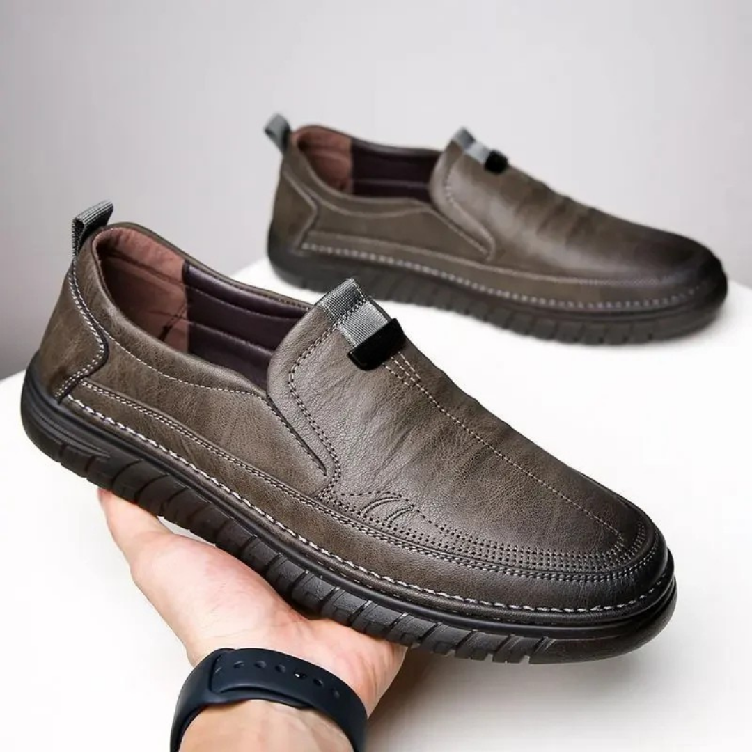 Mocassins de homem em pele genuína com design clássico e sola exterior antiderrapante. 