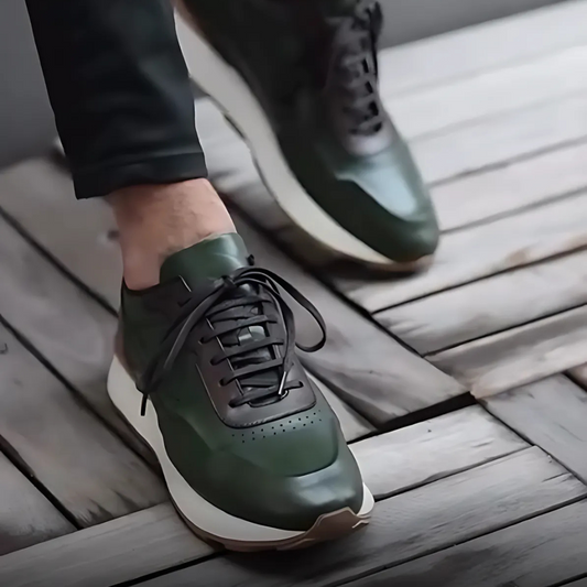 Sapatos em pele com sola ergonómica antiderrapante para uso doméstico. 