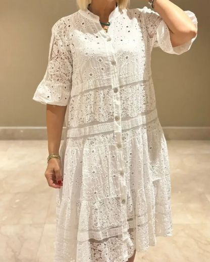 Vestido em linho com mangas e botões frontais. 