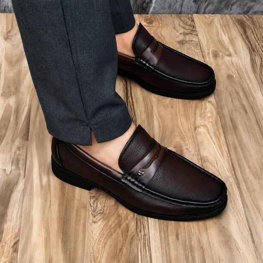 Sapatos em pele genuína para uso doméstico com acabamento de alta qualidade. 