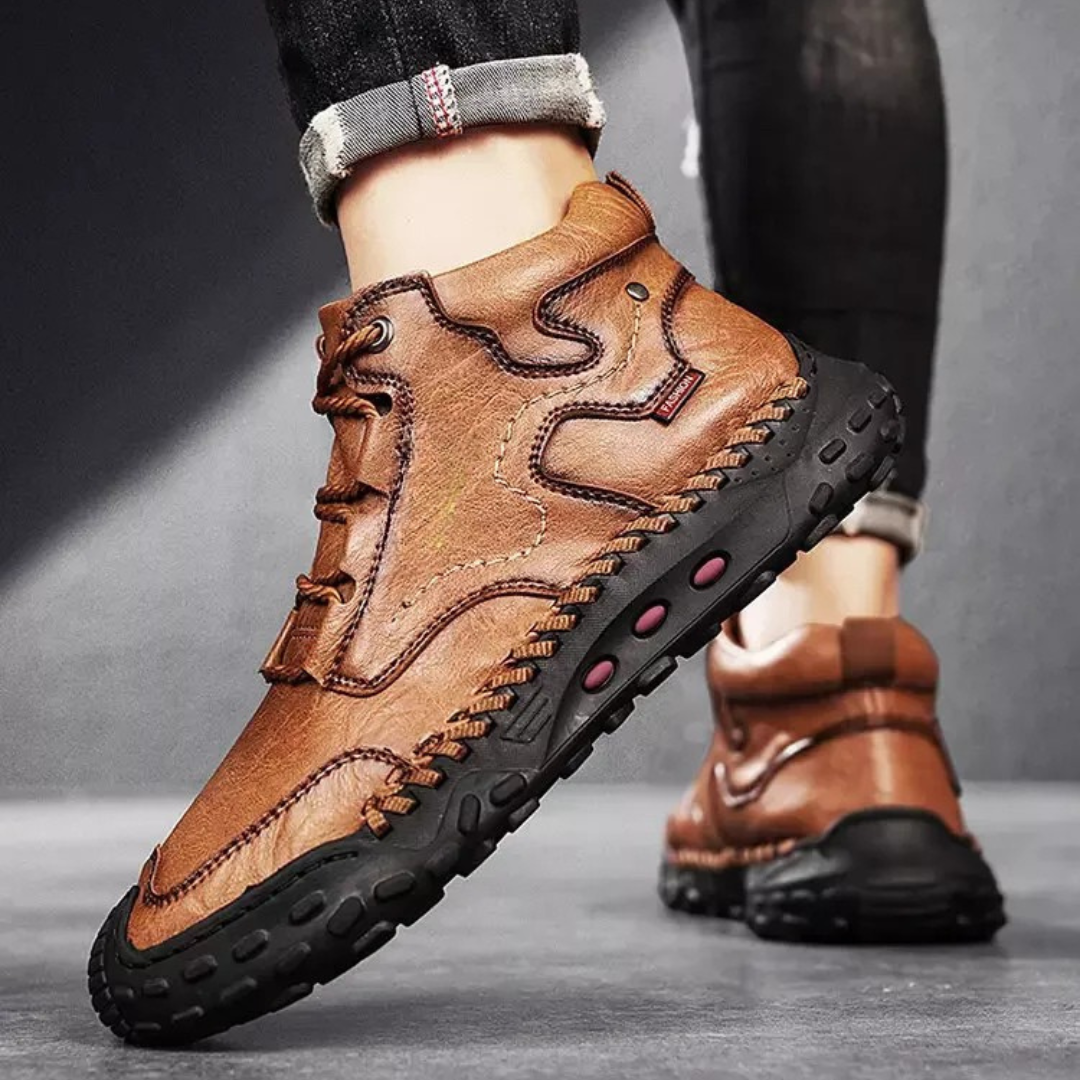 Botas de caminhada em pele costurada 