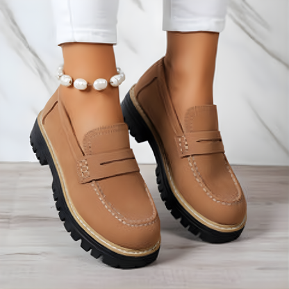 Mocassim com plataforma de salto e estabilidade para mulher