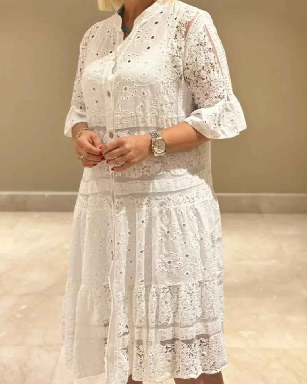 Vestido em linho com mangas e botões frontais. 