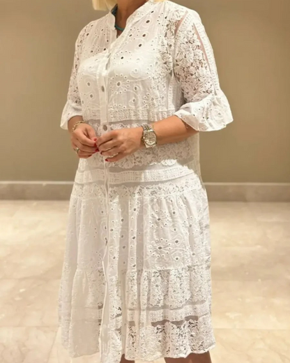 Vestido em linho com mangas e botões frontais. 