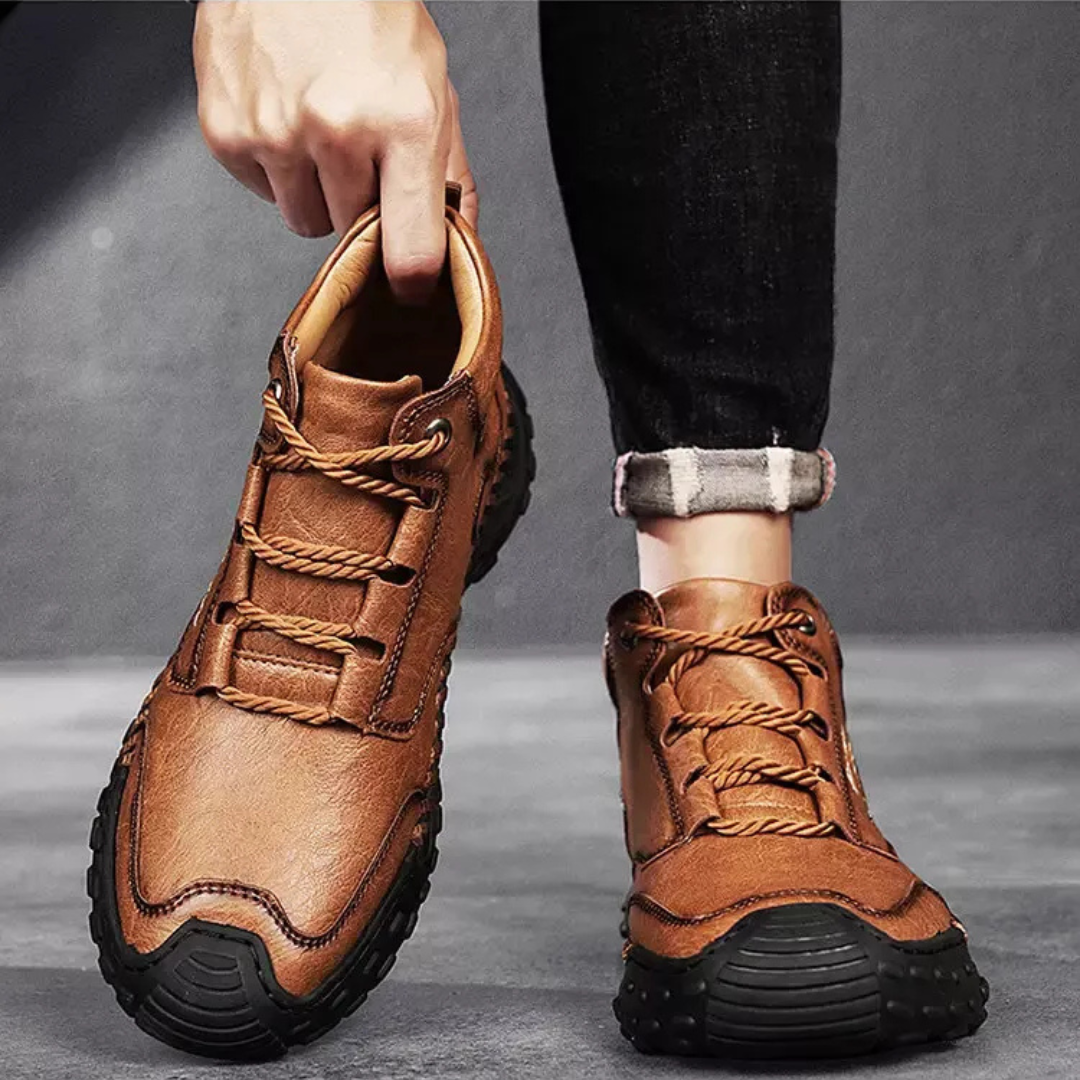 Botas de caminhada em pele costurada 