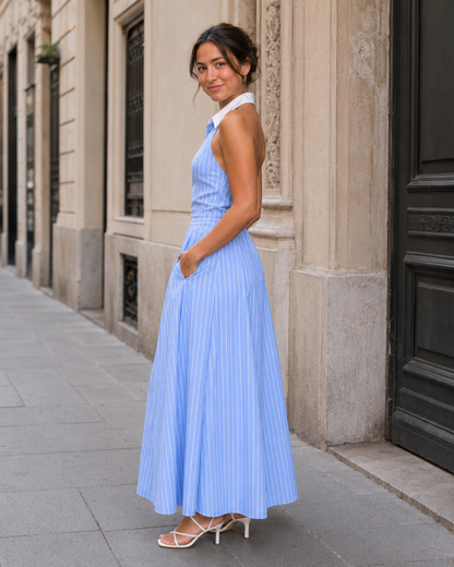 Vestido com decote halter às riscas