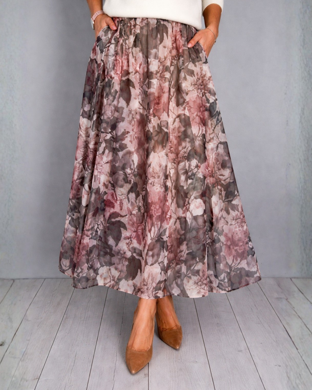 Conjunto de duas peças com blusa de malha e saia midi com padrão floral