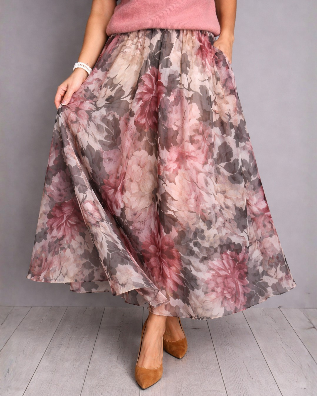 Conjunto de duas peças com blusa de malha e saia midi com padrão floral