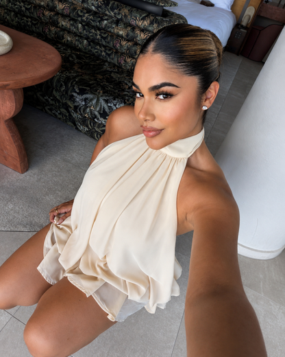 Vestido Mini Halter e Costas Descobertas