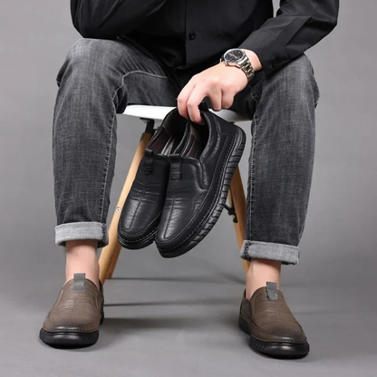 Mocassins de homem em pele genuína com design clássico e sola exterior antiderrapante. 