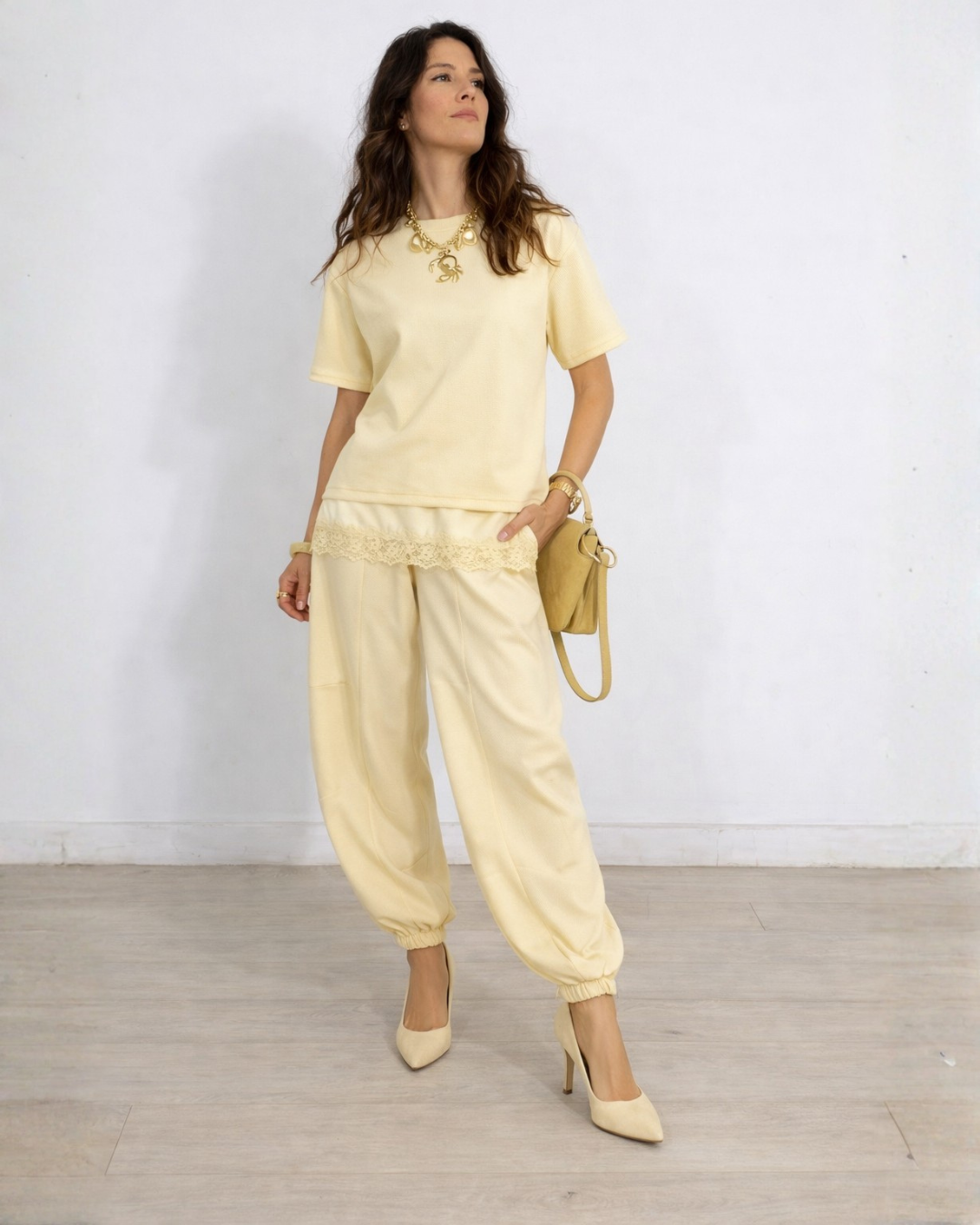 Conjunto Elástico com Detalhes de Renda Exclusivos para Mulher
