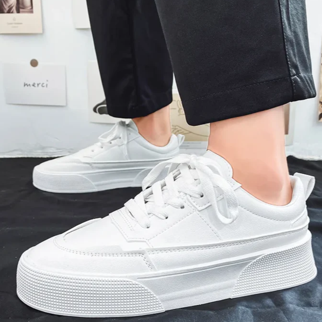 Calçado desportivo com estética contemporânea e sola reforçada unissexo. 