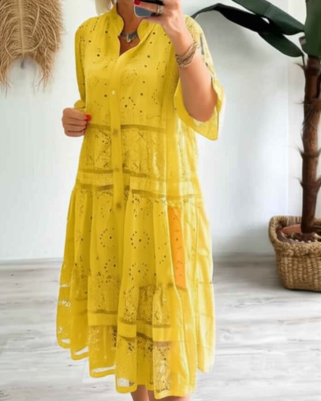 Vestido em linho com mangas e botões frontais. 