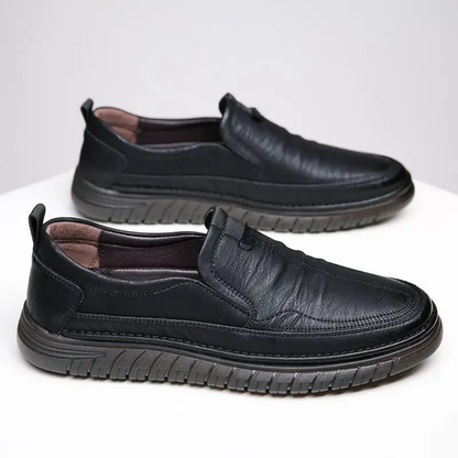 Mocassins de homem em pele genuína com design clássico e sola exterior antiderrapante. 