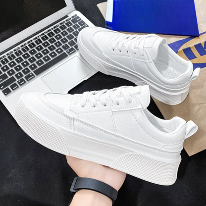 Calçado desportivo com estética contemporânea e sola reforçada unissexo. 