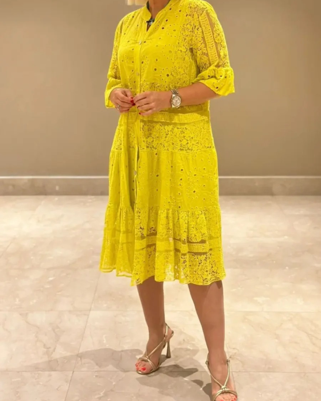 Vestido em linho com mangas e botões frontais. 