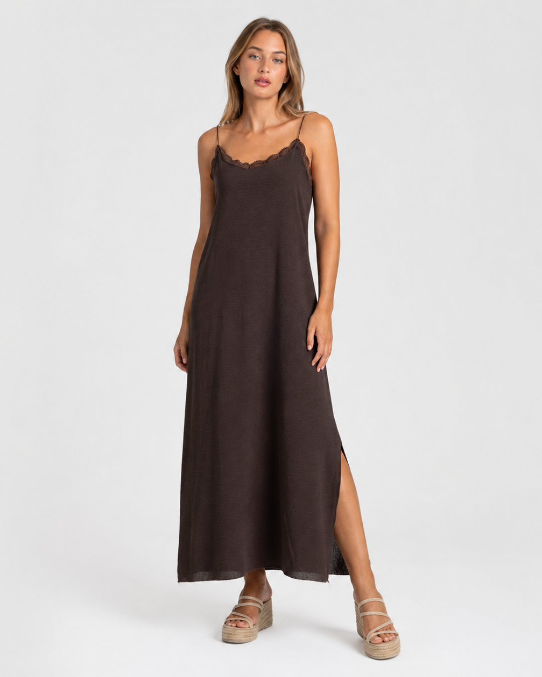 Vestido longo estilo lingerie com renda