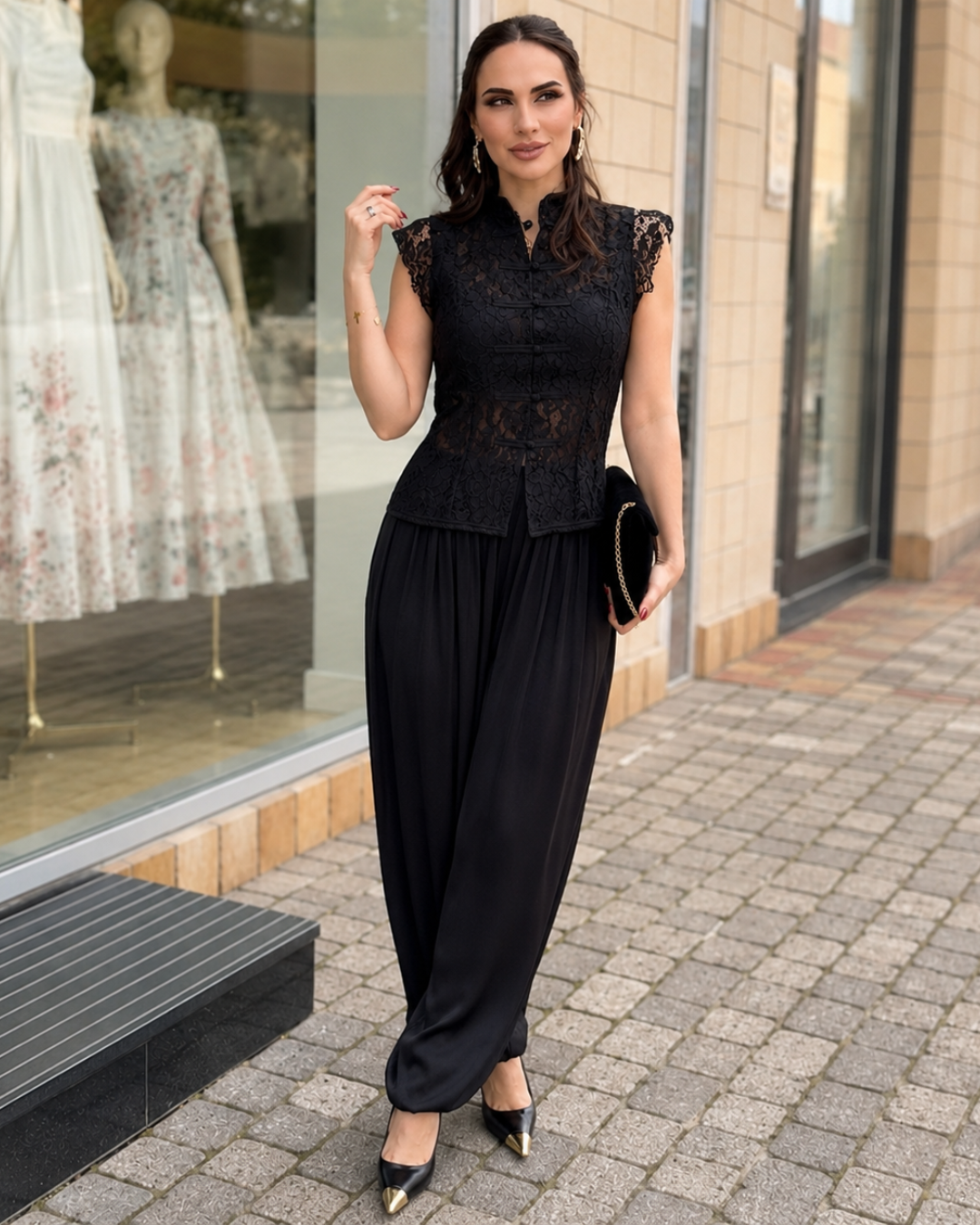 Conjunto Elegante com Blusa de Renda e Calças Fluidas