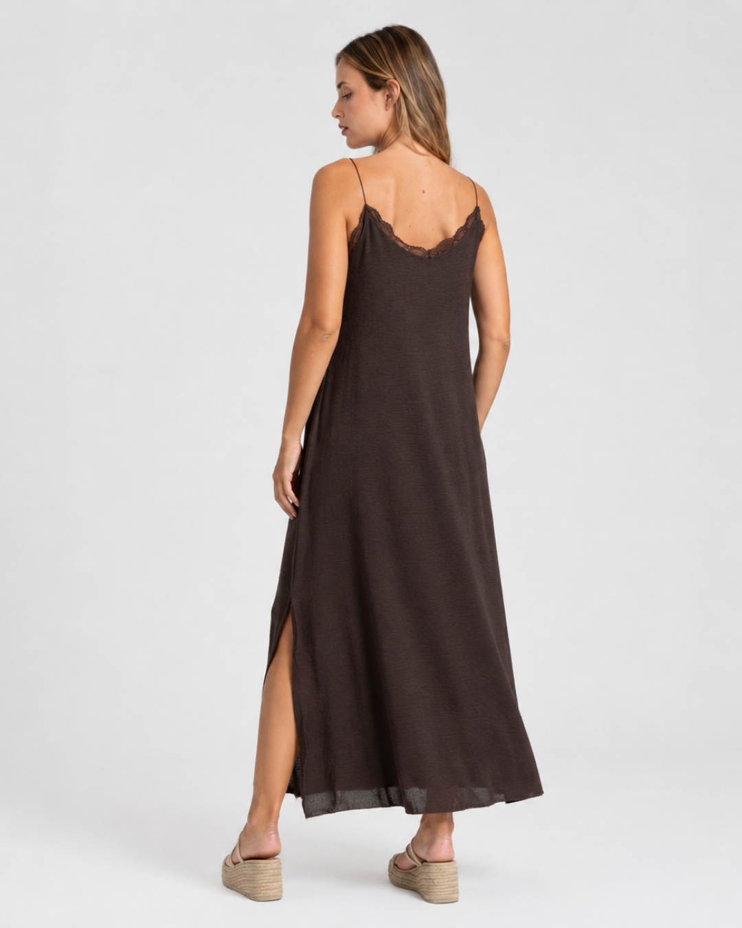 Vestido longo estilo lingerie com renda