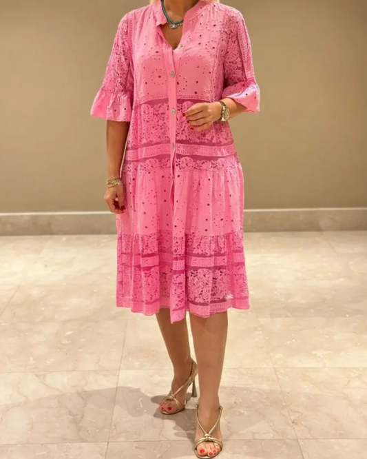 Vestido em linho com mangas e botões frontais. 