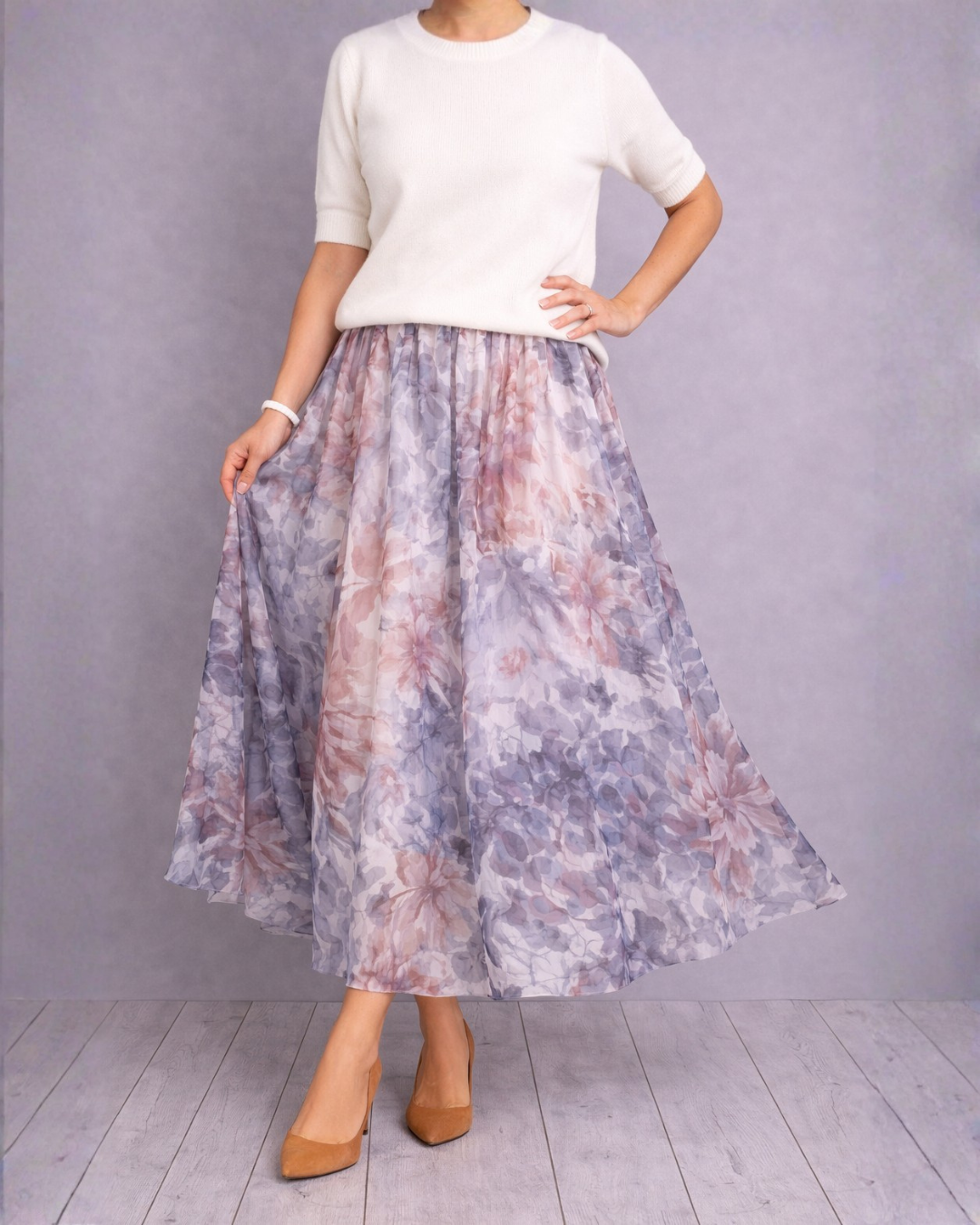 Conjunto de duas peças com blusa de malha e saia midi com padrão floral
