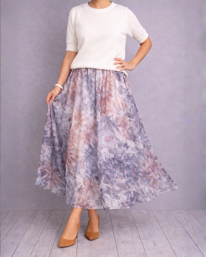 Conjunto de duas peças com blusa de malha e saia midi com padrão floral