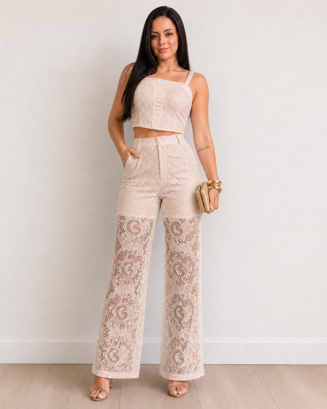 Conjunto de renda com top e calças