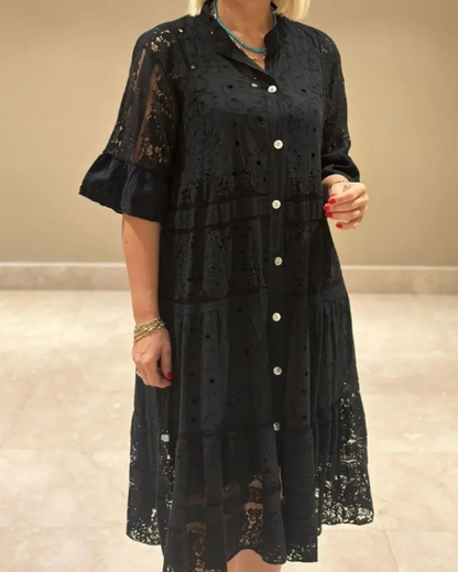 Vestido em linho com mangas e botões frontais. 