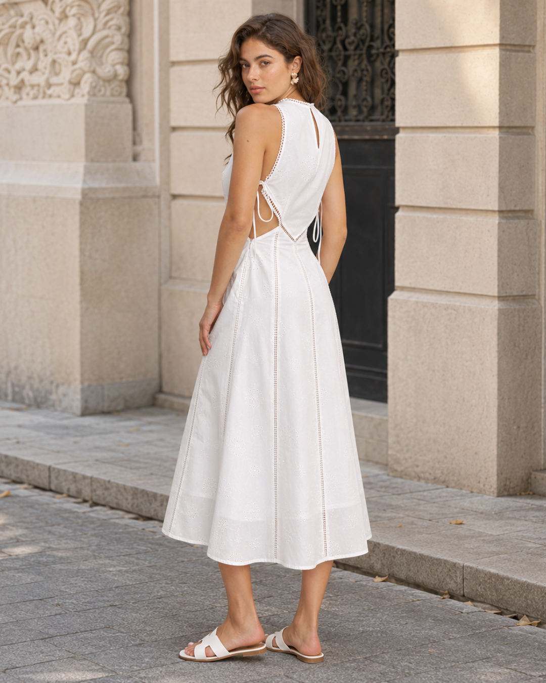 Vestido com Detalhes Calados e Cintura Ajustável