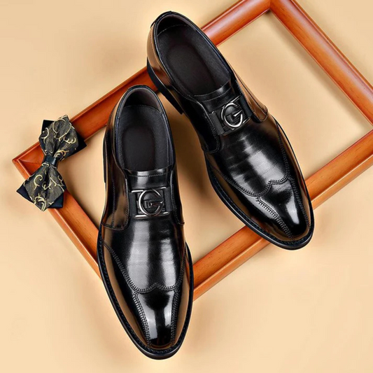 Botas em pele genuína de alta qualidade para uso doméstico. 
