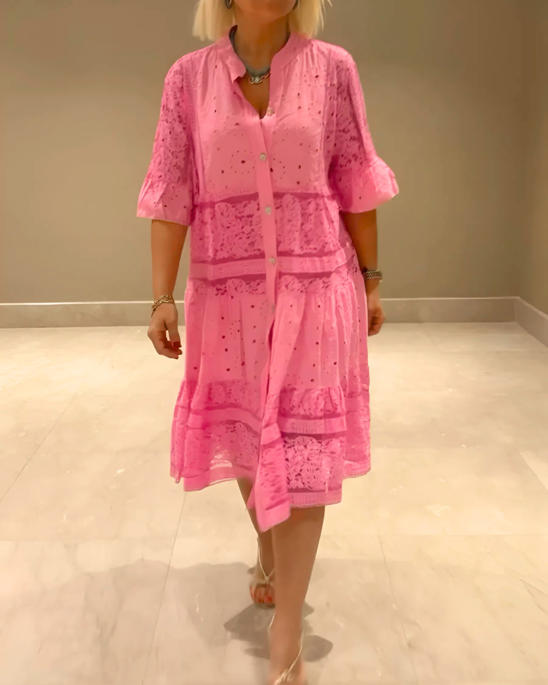 Vestido em linho com mangas e botões frontais. 