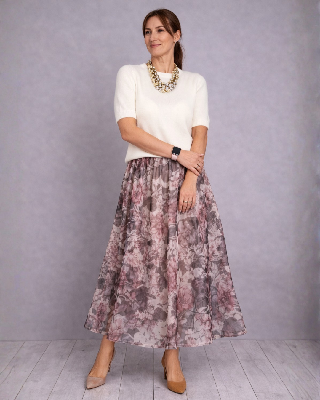 Conjunto de duas peças com blusa de malha e saia midi com padrão floral