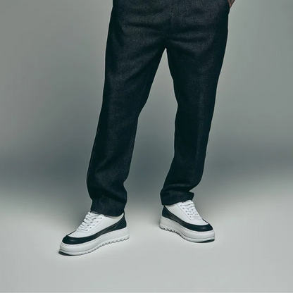 Sapato para usar em casa com elevação oculta 