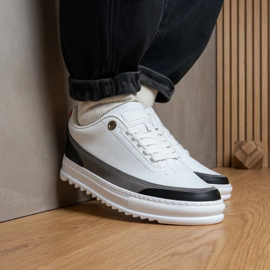 Sapato para usar em casa com elevação oculta 